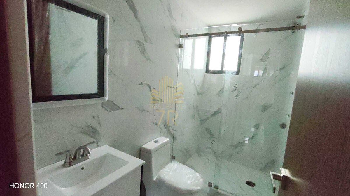 9 de 24: Baño con Cancel de Vidrio.