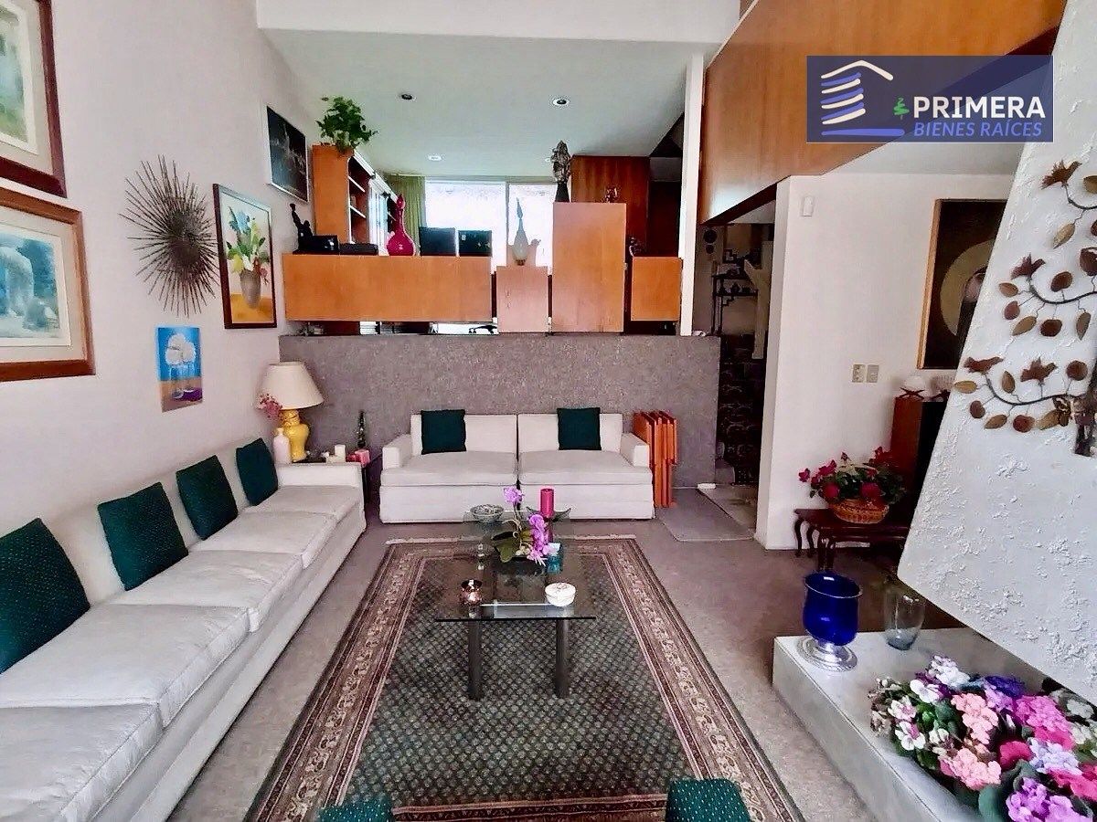 6 de 19: SALA Y AL FONDO ARRIBA EL ESTUDIO