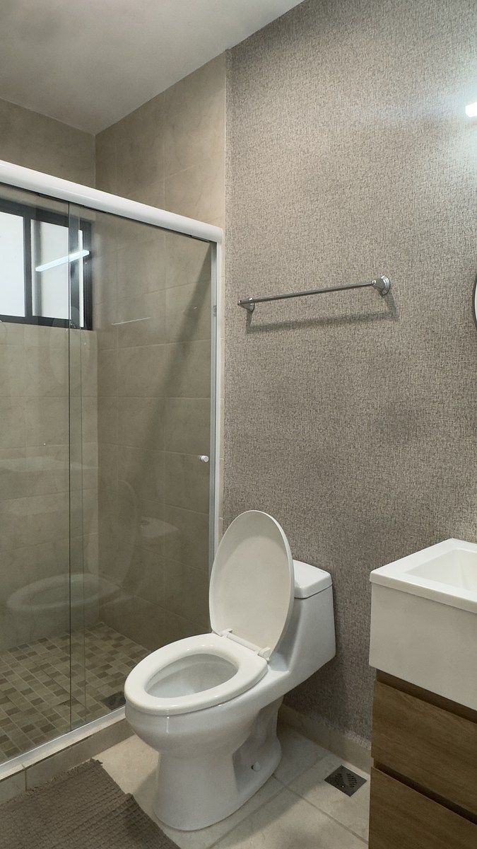 17 de 21: Baño completo 2do Nivel