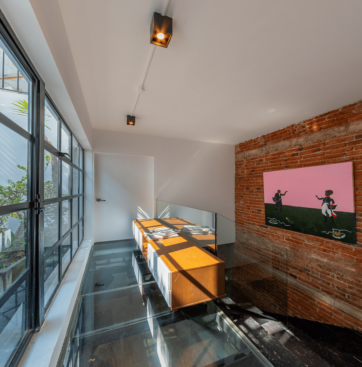 10 of 25: Espacio entre recámaras dividido con un piso de critsal.