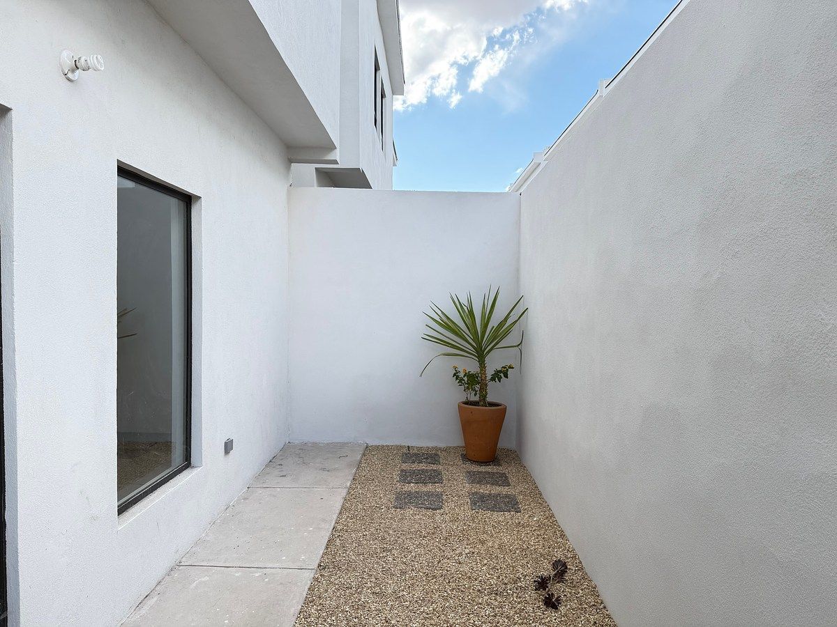 10 of 32: patio trasero