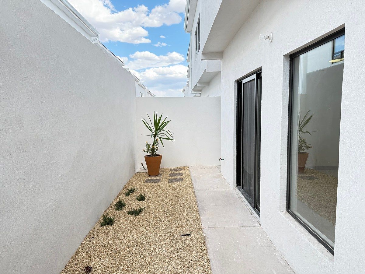 11 of 32: patio trasero