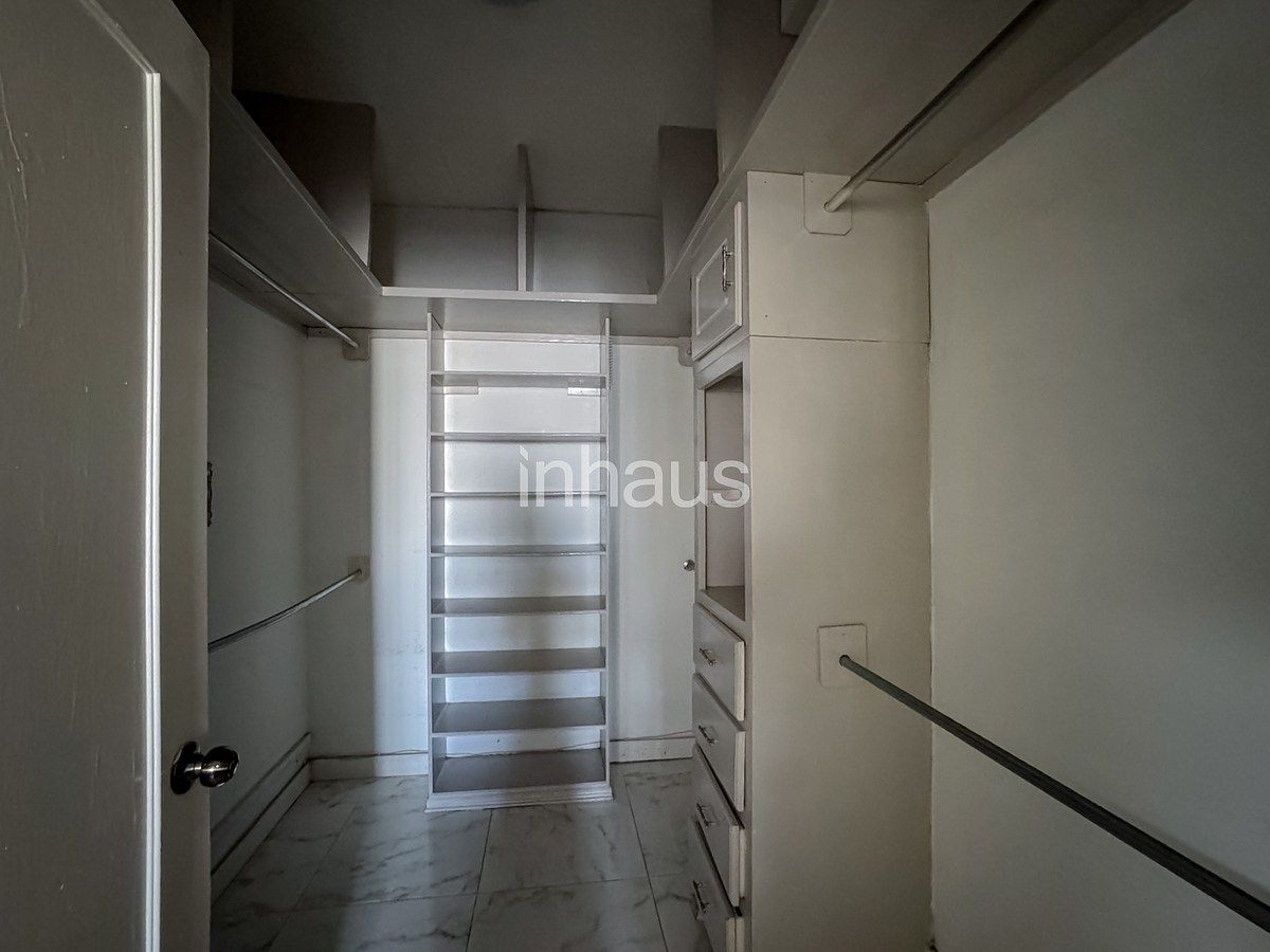 12 de 23: VESTIDOR 1