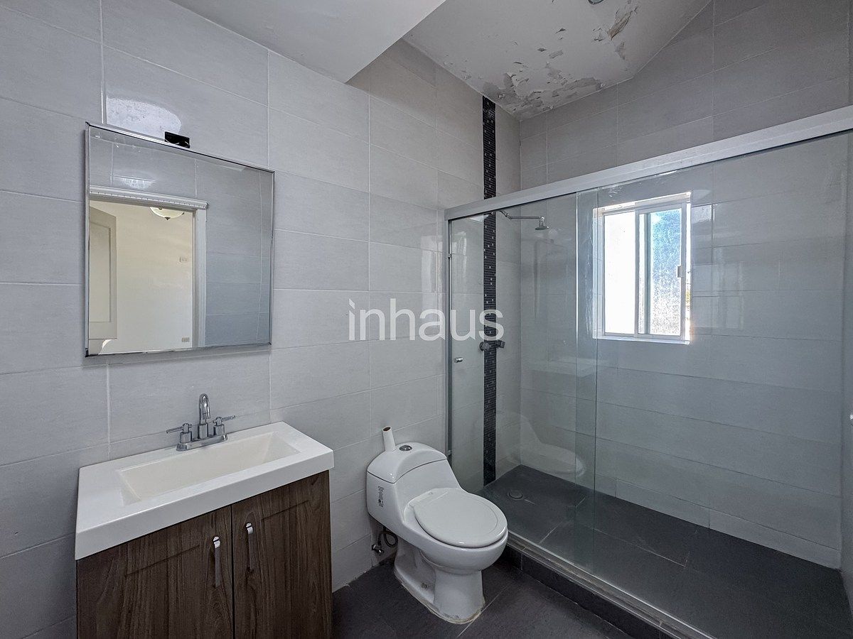 18 de 23: BAÑO COMPLETO COMPARTIDO