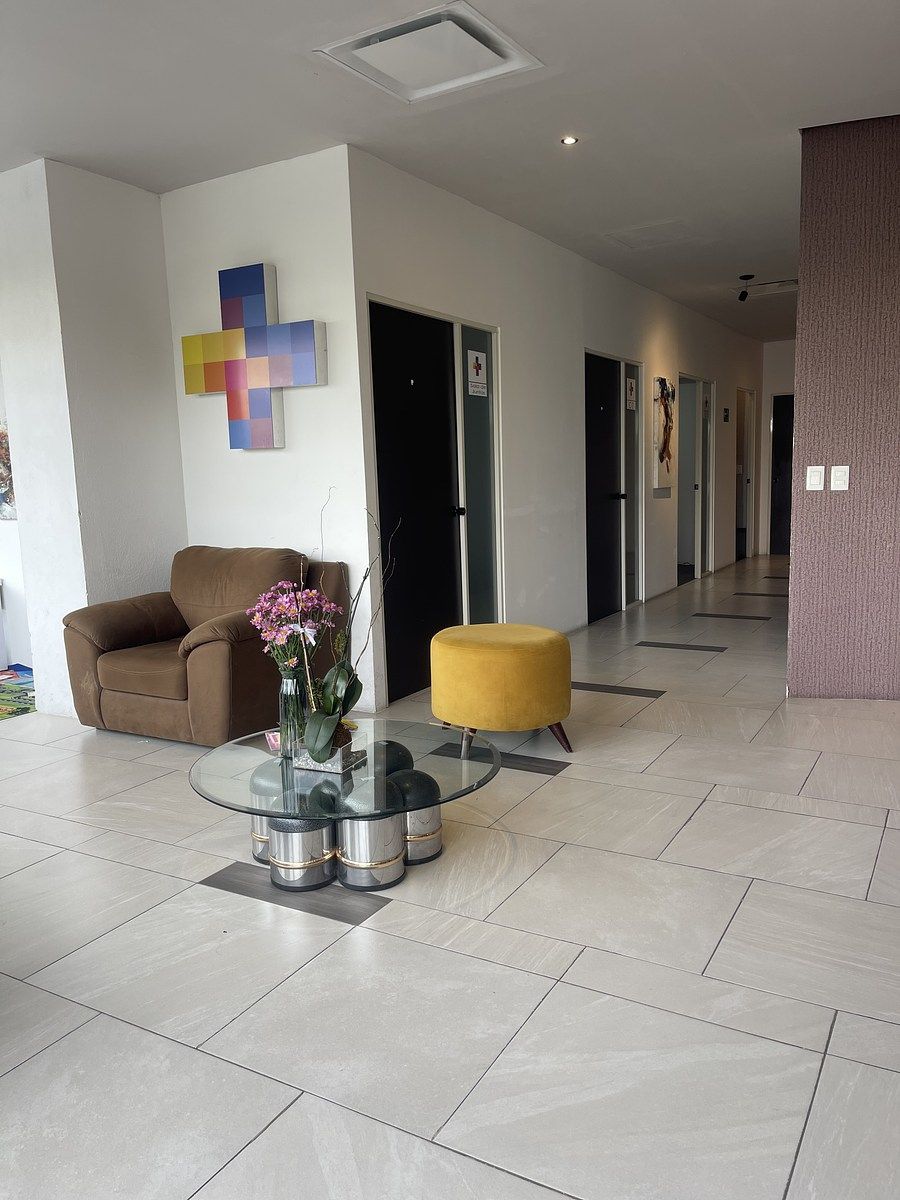 7 de 10: Sala de espera y cubículos