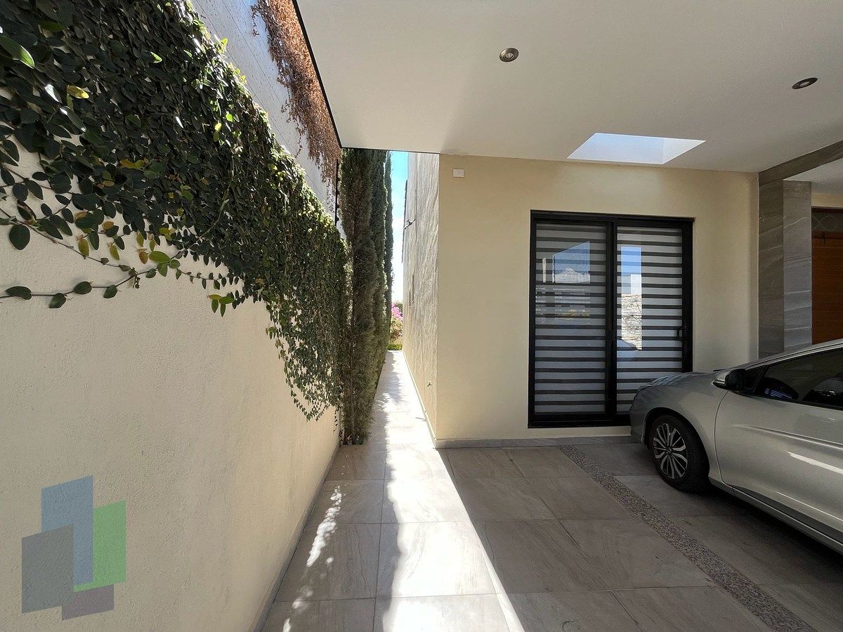 30 de 33: Pasillo de acceso