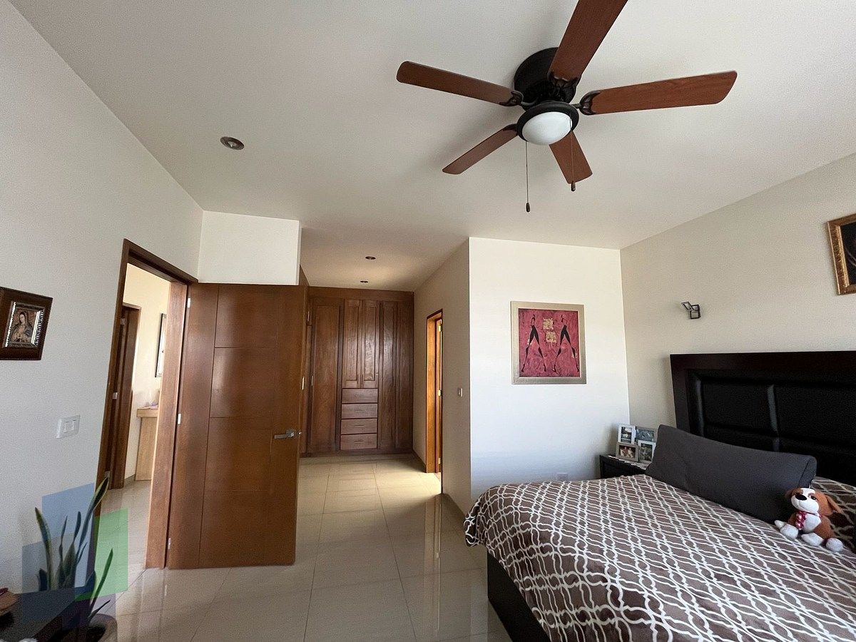 7 de 33: Recámara principal con baño completo