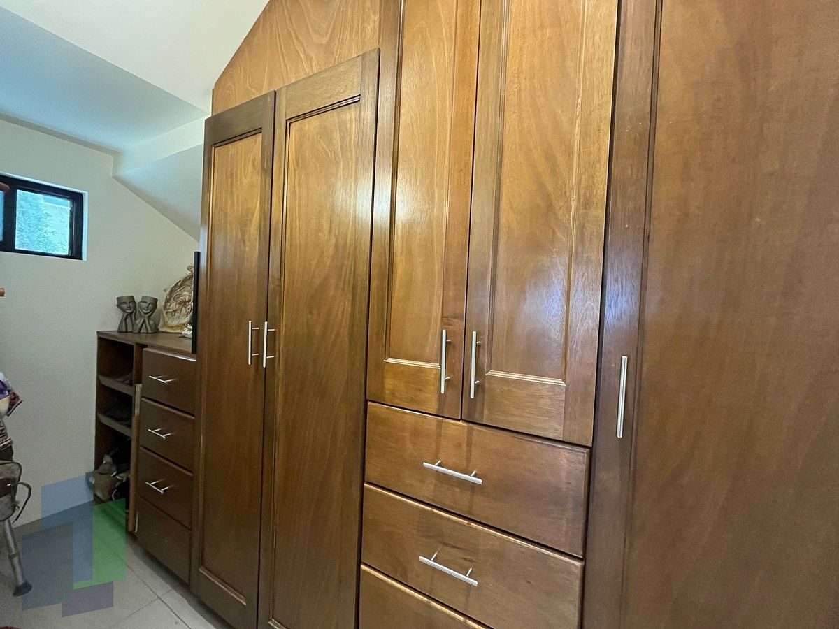 16 de 33: Madera de Banak en puertas y clósets