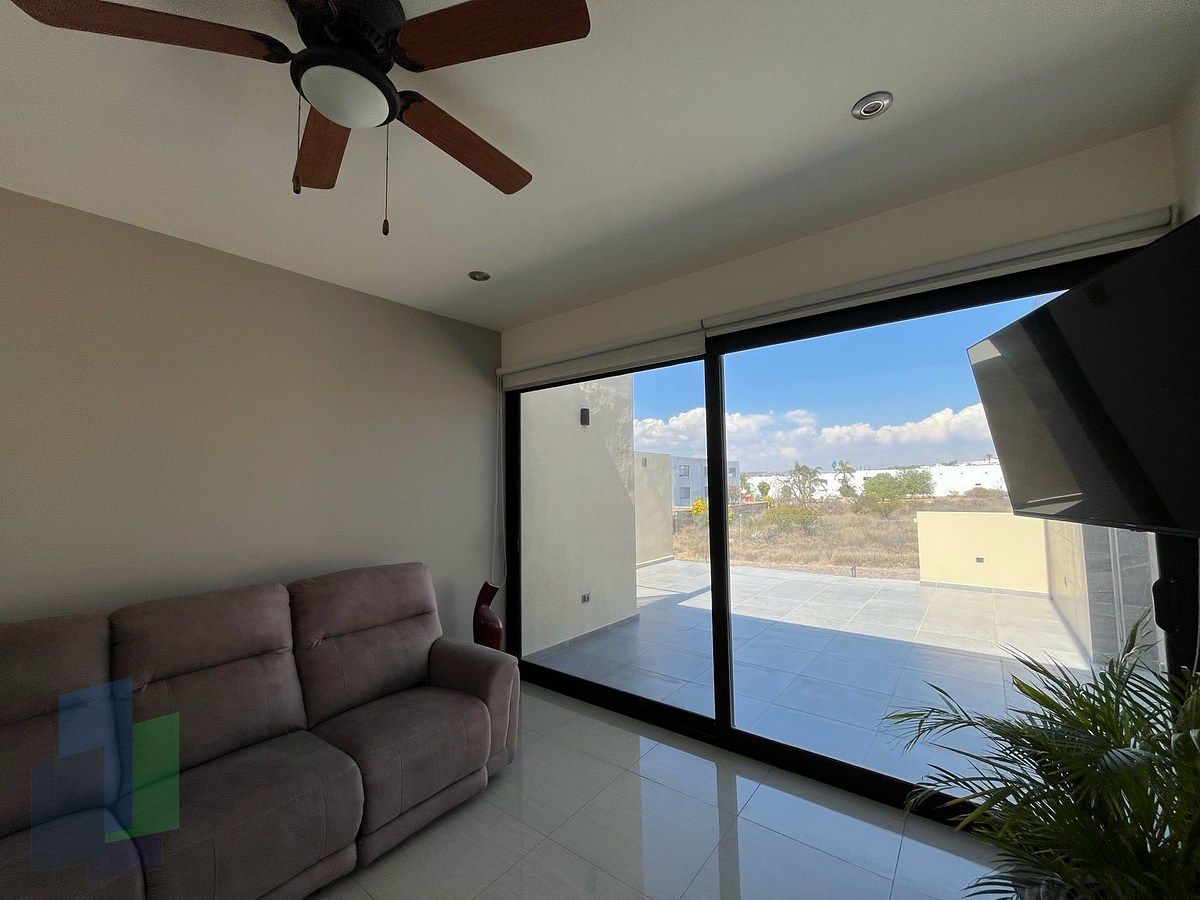 23 de 33: Sala de tv con salida a terraza