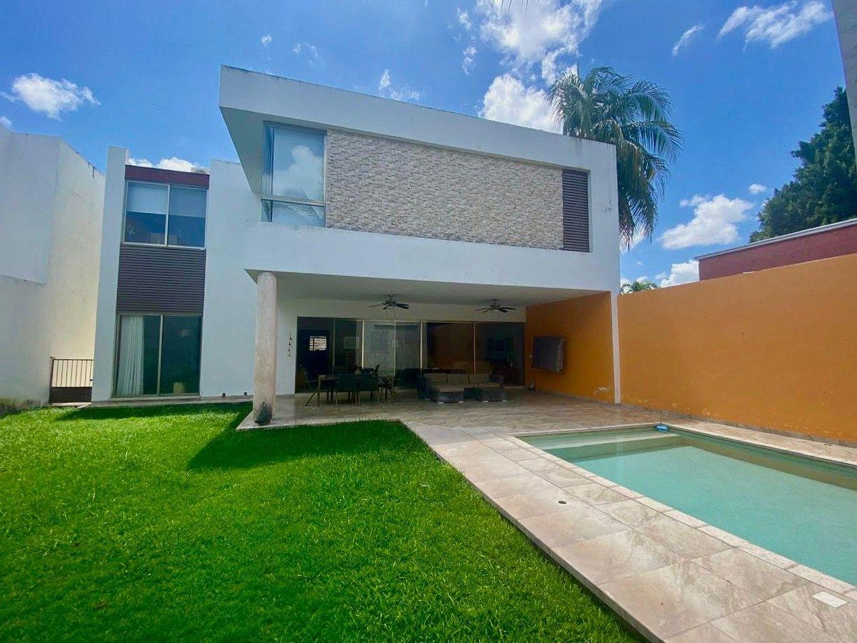 Residencia con P. solares y alberca en zona exclusiva al norte de Mérida Yucatán