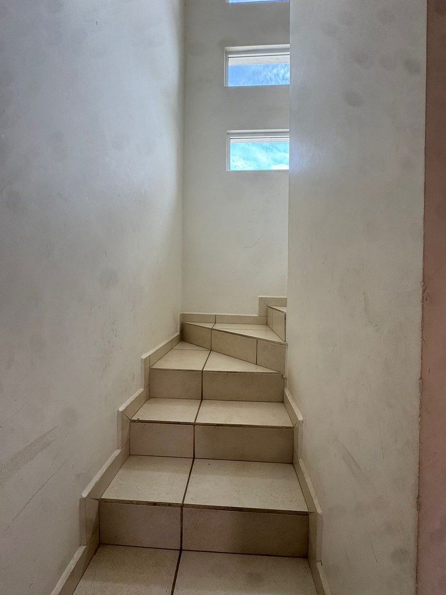 11 of 18: Acceso A Planta Alta