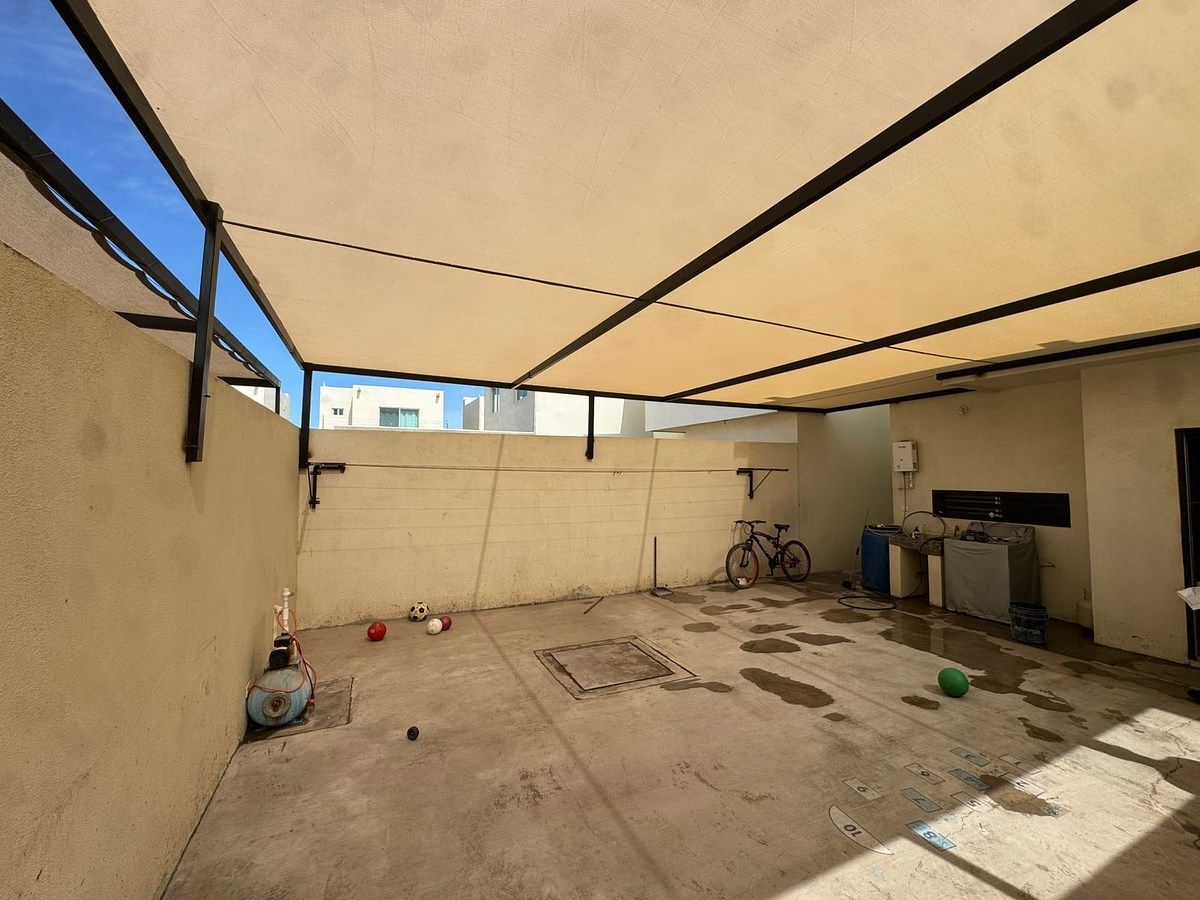 5 of 18: Patio Trasero Techado