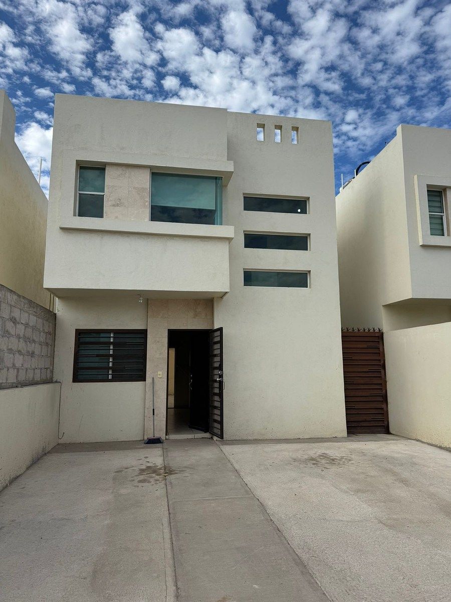 18 of 18: Frente De Casa