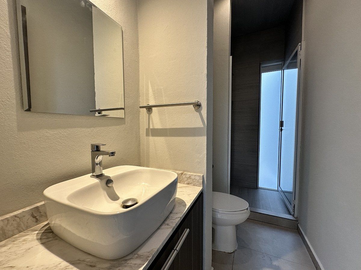 7 de 17: Baño Completo en Planta Baja