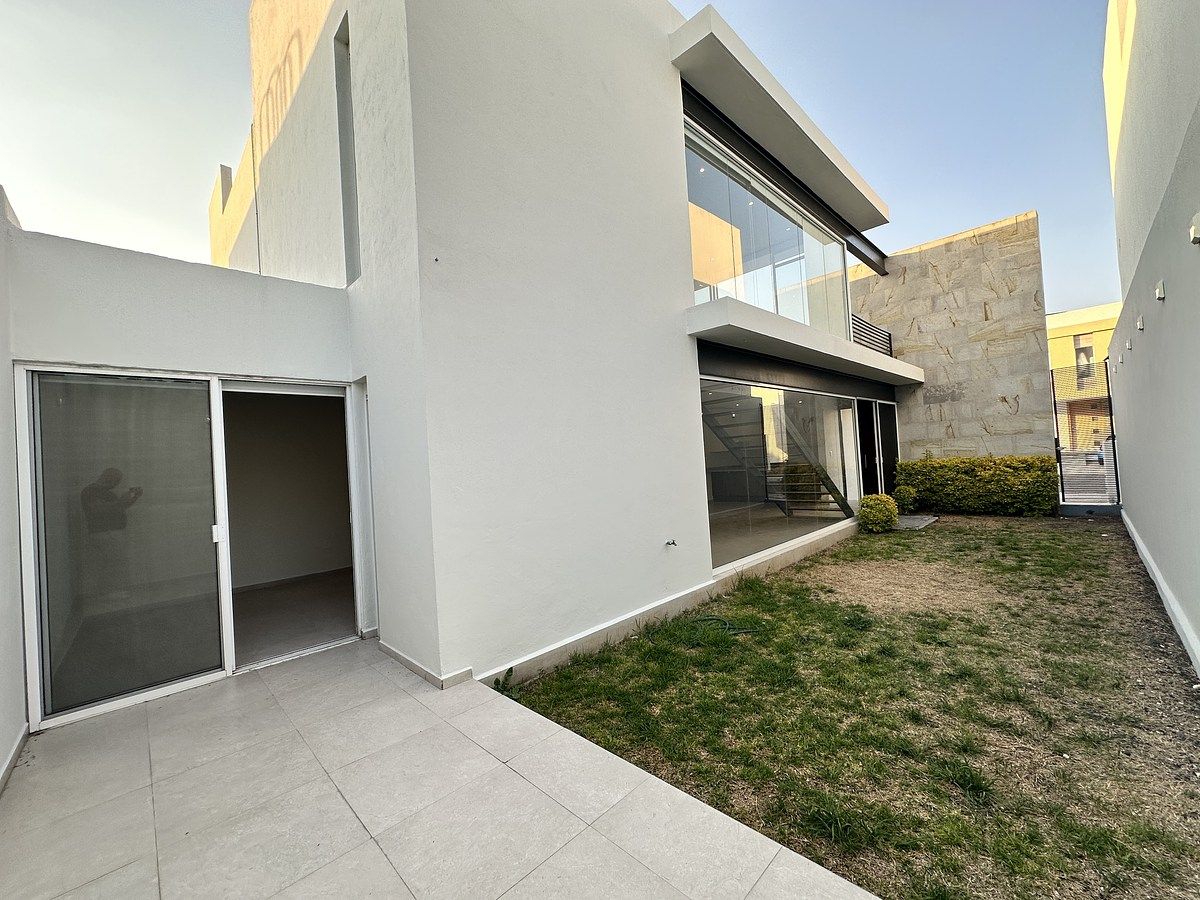 10 de 17: Terraza y Jardin