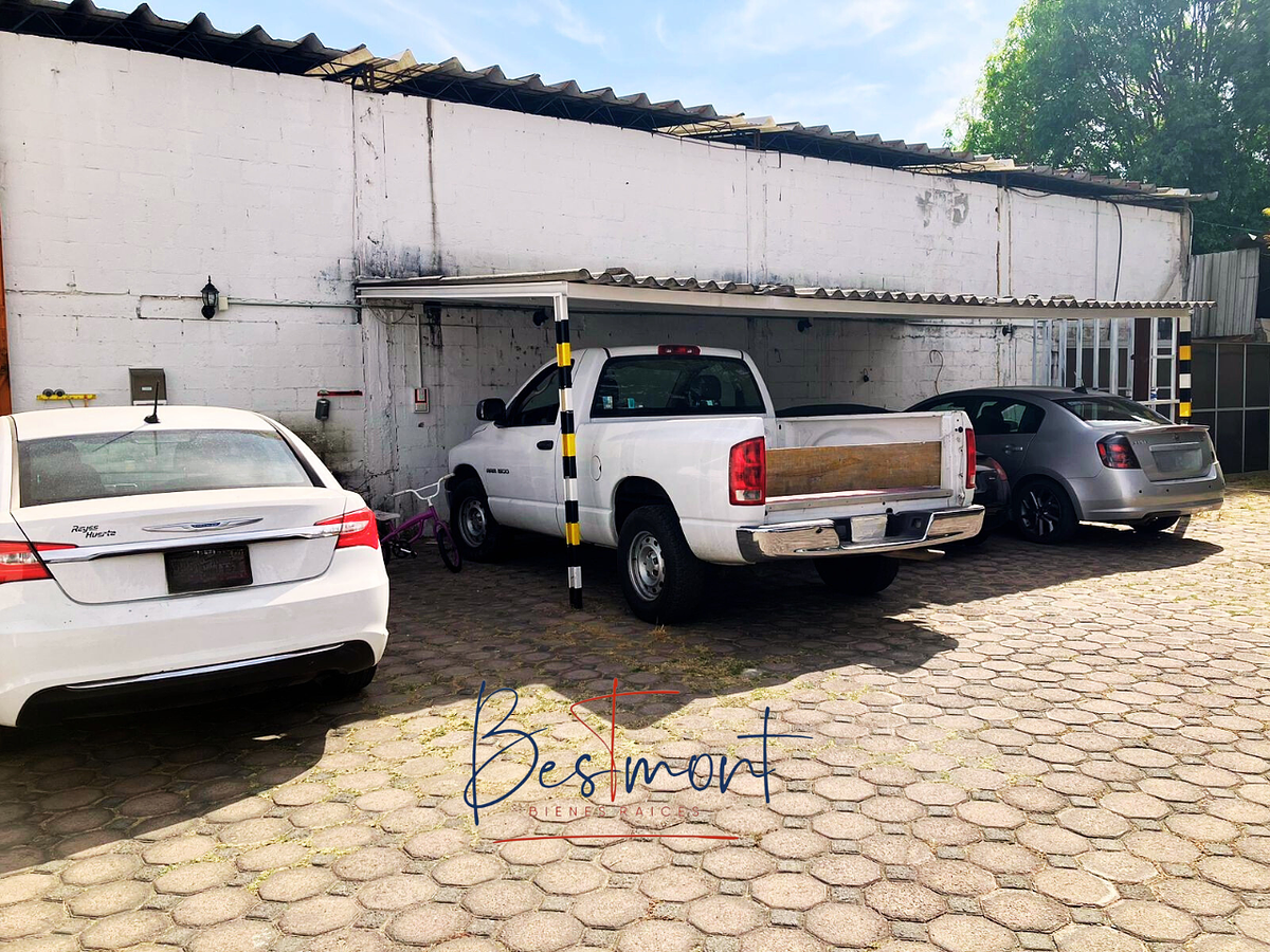 2 de 8: Área de estacionamiento