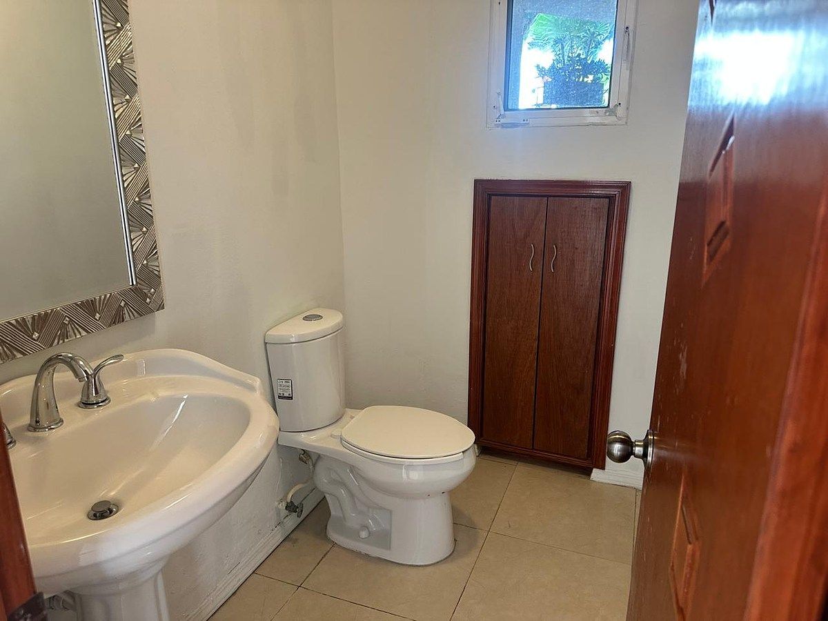 10 de 30: Medio baño de visitas