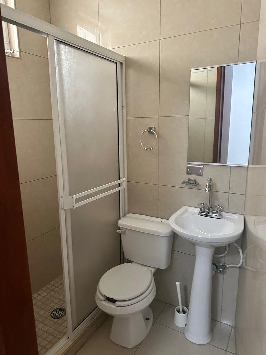 13 de 30: Baño para persona de servicio