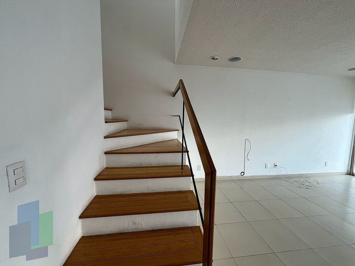 10 de 36: Acceso a planta alta