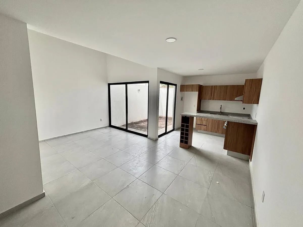 2 de 24: Sala comedor con   gran iluminación