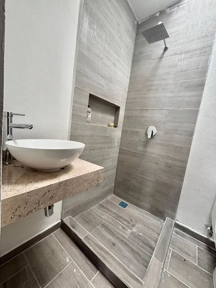 11 de 24: Baño completo en PB