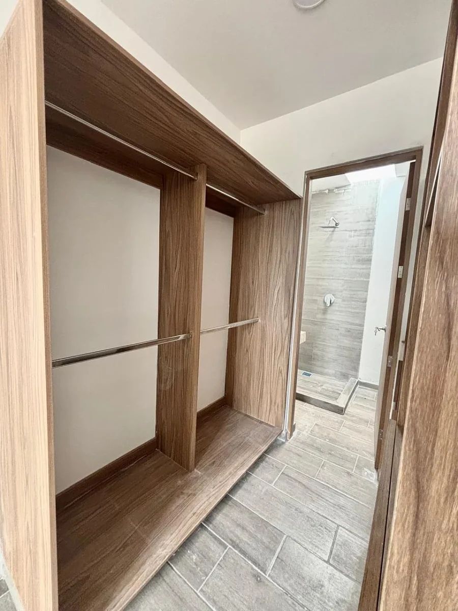 15 de 24: Baño completo al fondo en recámara Ppal.