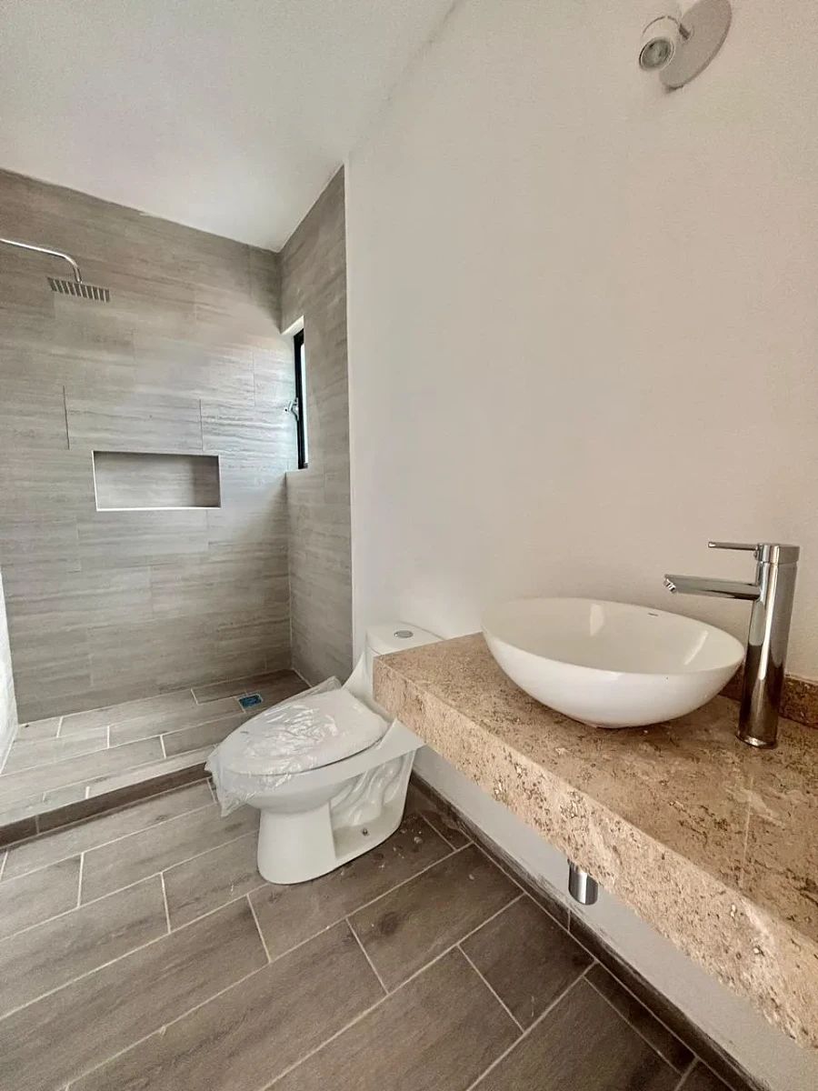 17 de 24: Baño completo en recámara secundaria .