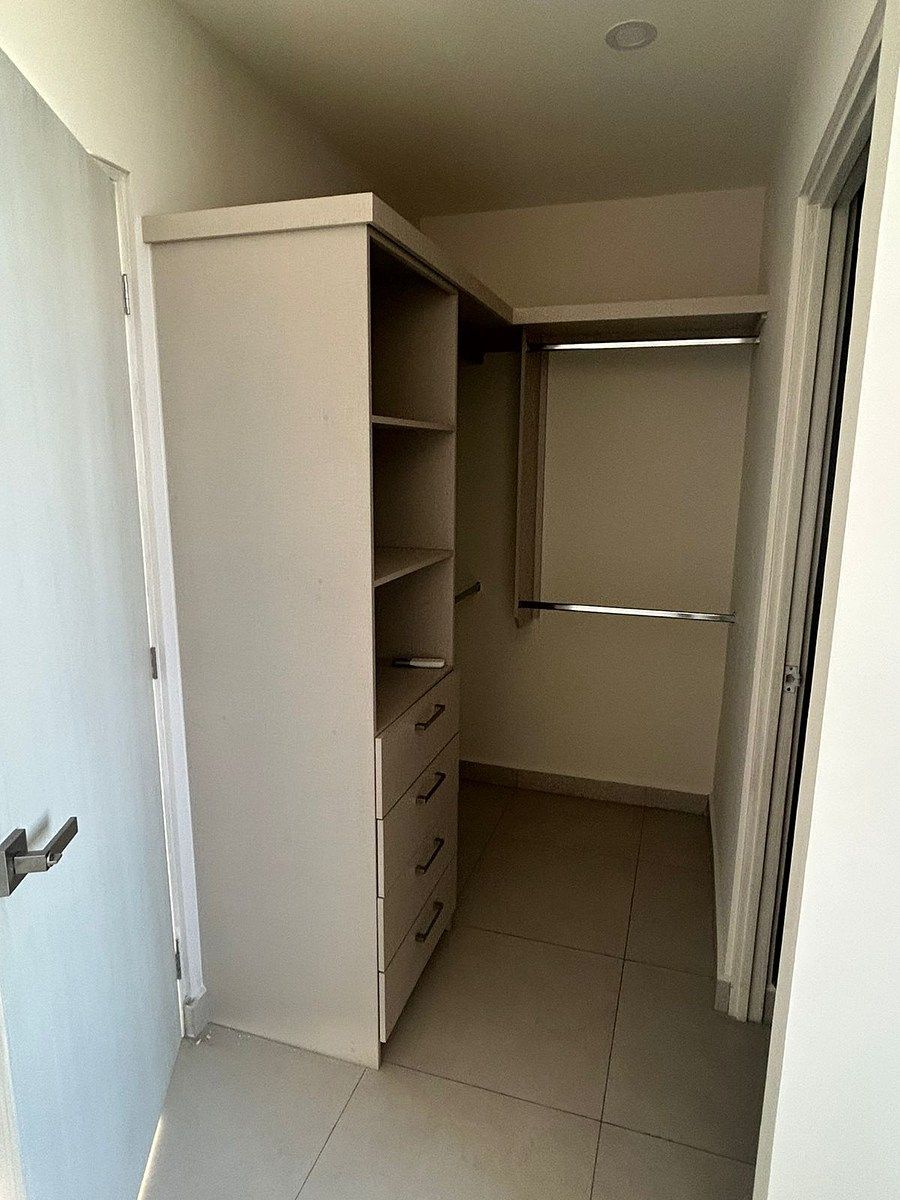 5 of 16: CLOSET RECAMARA PRINCIPAL