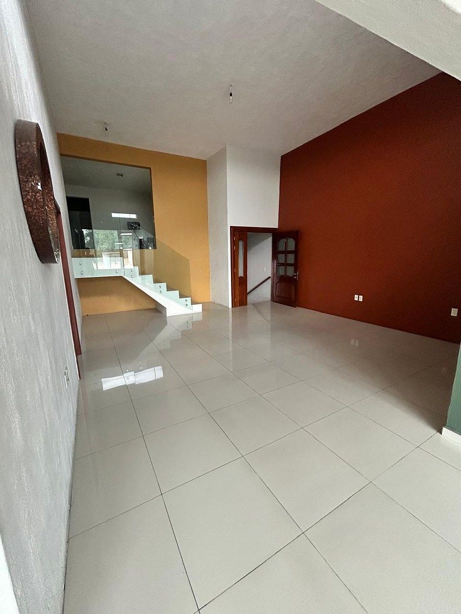 8 de 47: Entrada principal a la casa en 1er nivel y espacio de sala