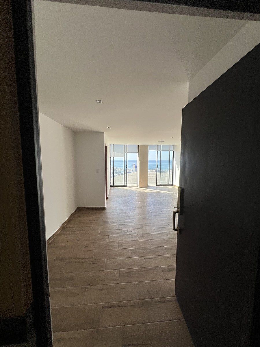 3 de 34: Entrada al departamento