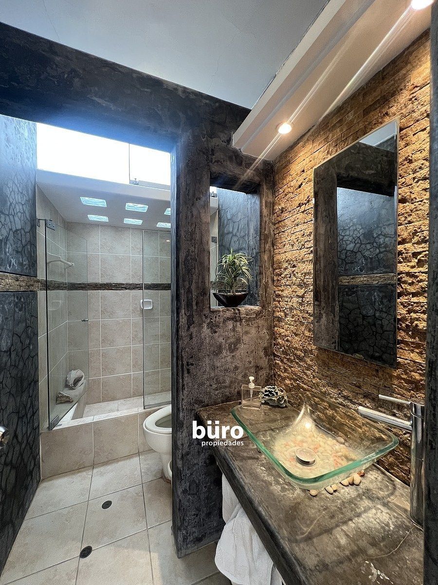 16 de 22: Baño de visita primer piso