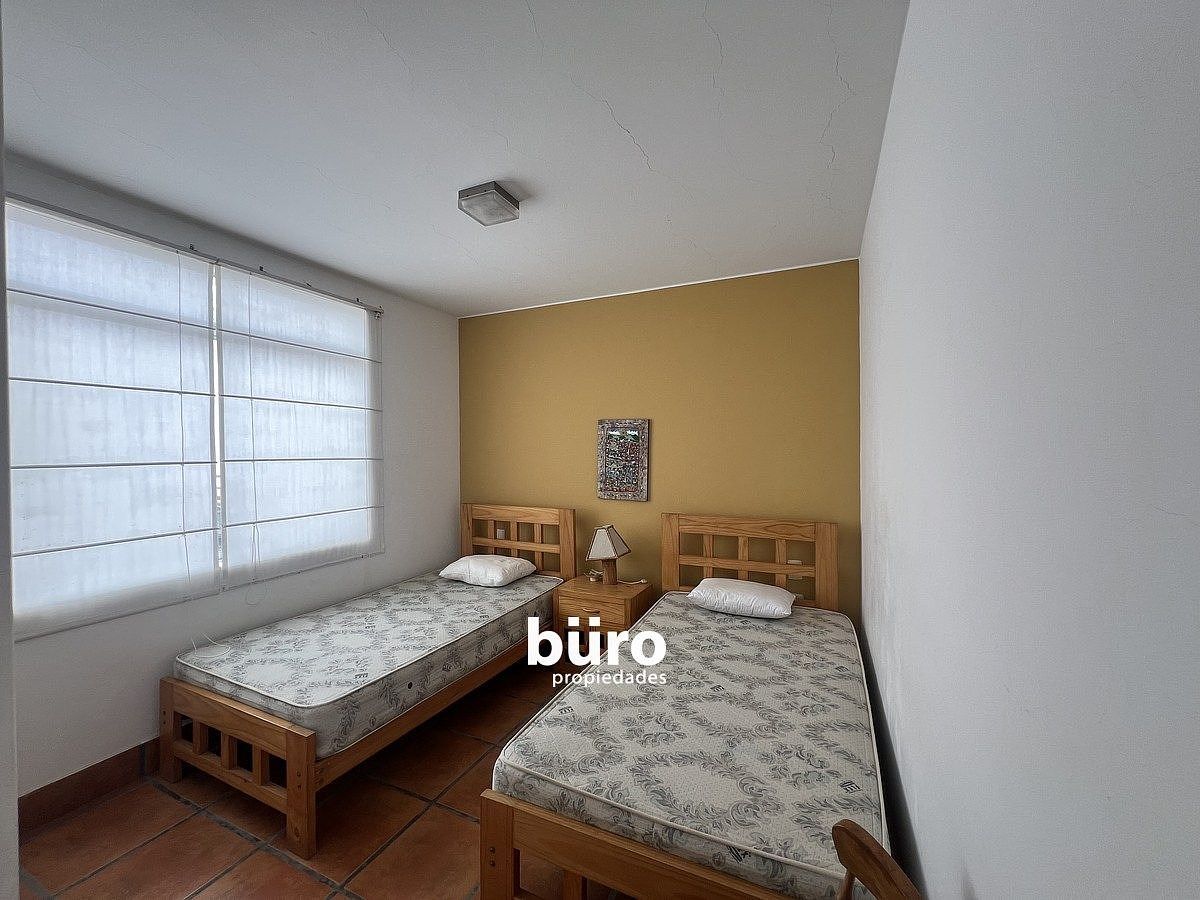 14 de 22: Dormitorio segundario que compraten un baño