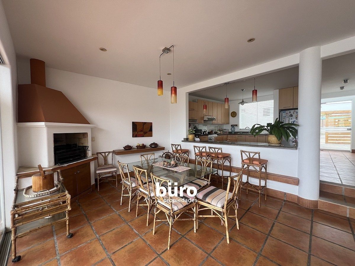 6 de 22: Comedor con parilla