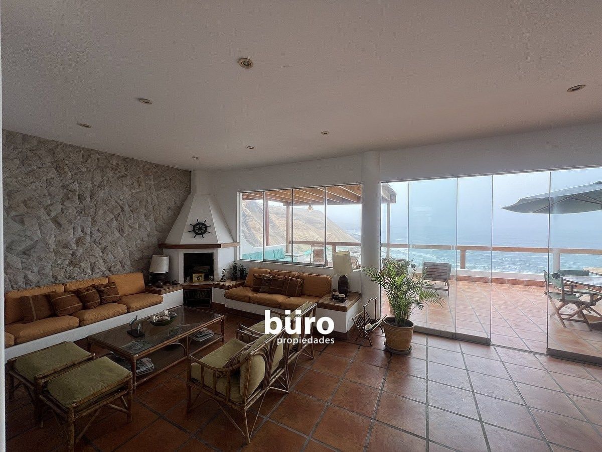 4 de 22: Sala comedor con chimenea