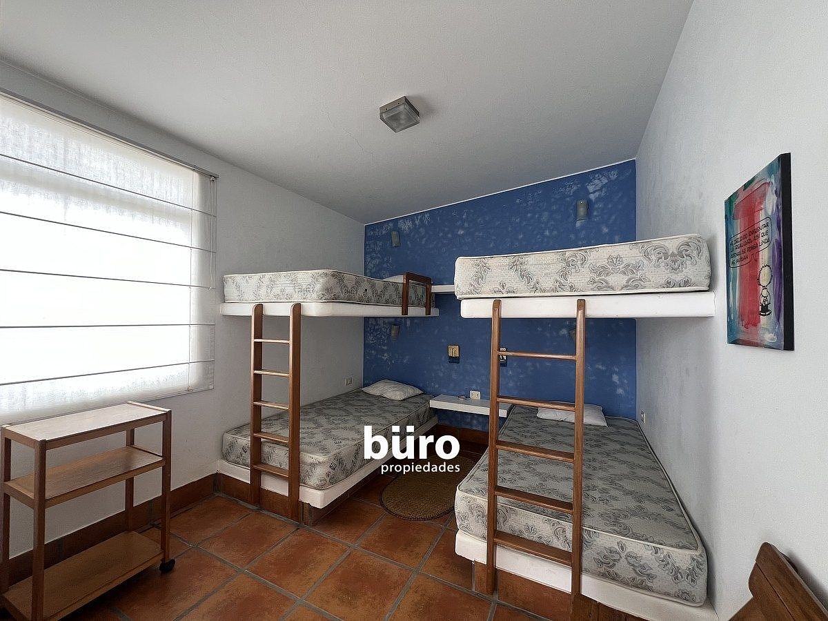 13 de 22: Dormitorio segundario que comparten un baño