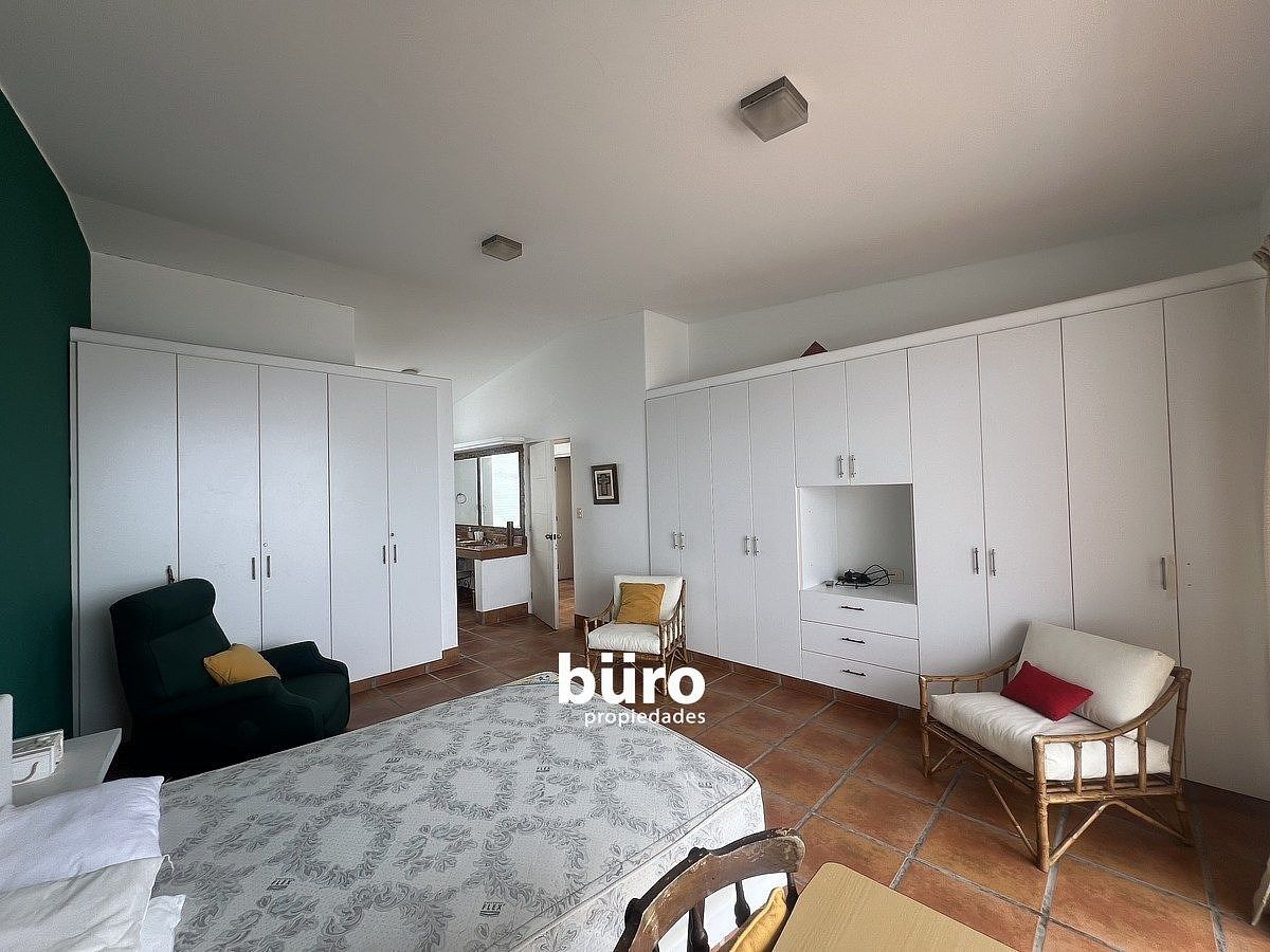 10 de 22: Dormitorio principal con vista la mar y baño