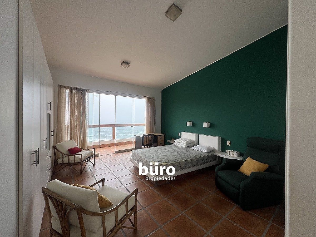 9 de 22: Dormitorio principal con vista la mar y baño