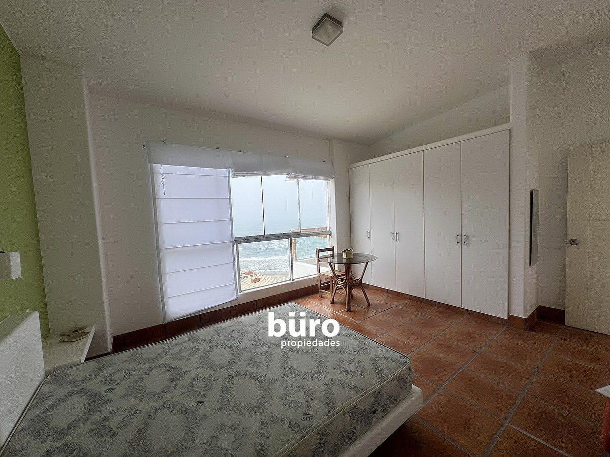 11 de 22: Otro dormitorio principal con baño