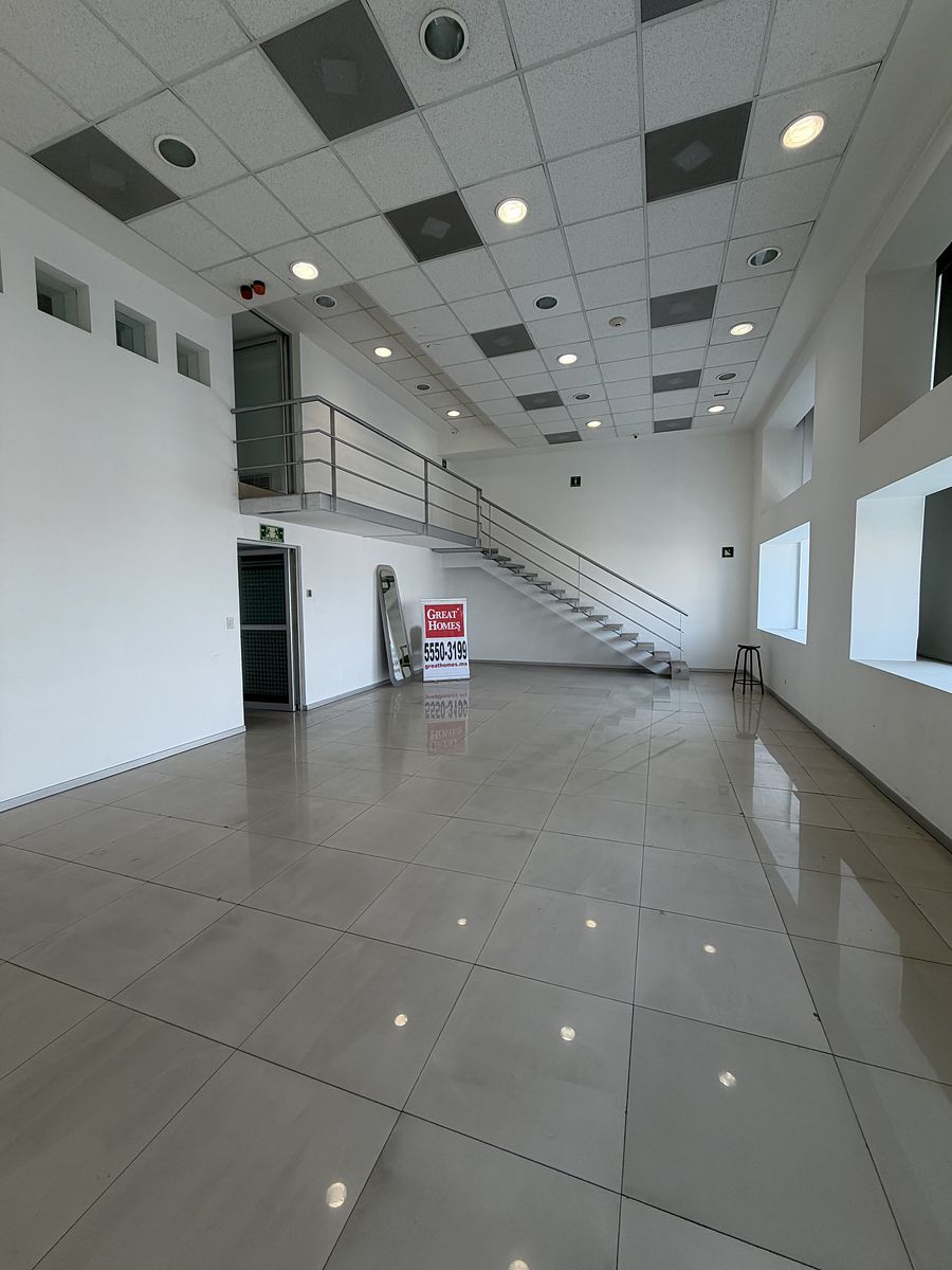 11 de 15: Salón / Área abierta 2 y acceso a segunda planta (piso 11)