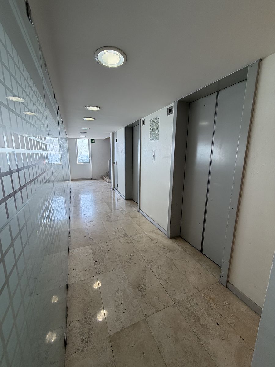 15 de 15: Pasillo entrada piso 10