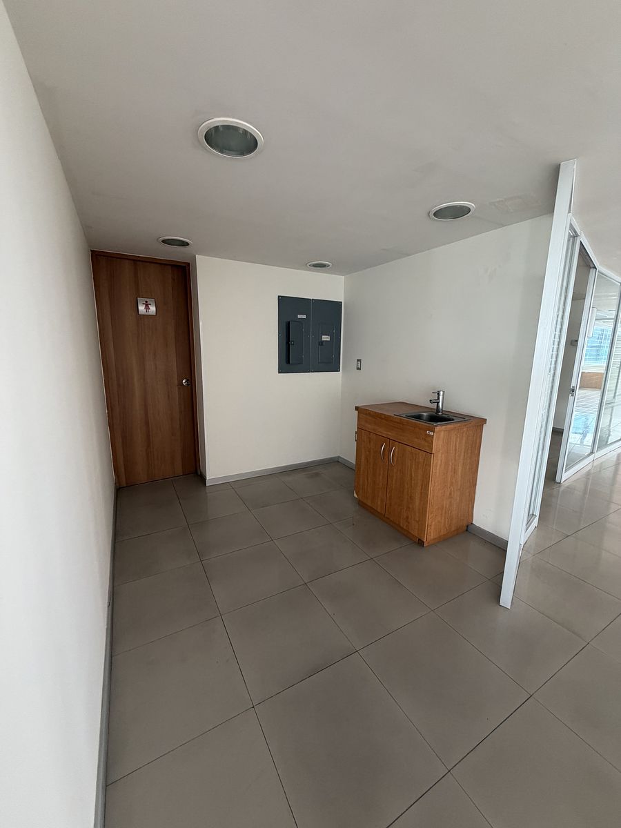 12 de 12: Baño privado y área de coffe break