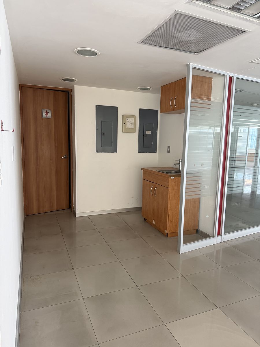 14 de 14: Baño privado y zona de coffee break