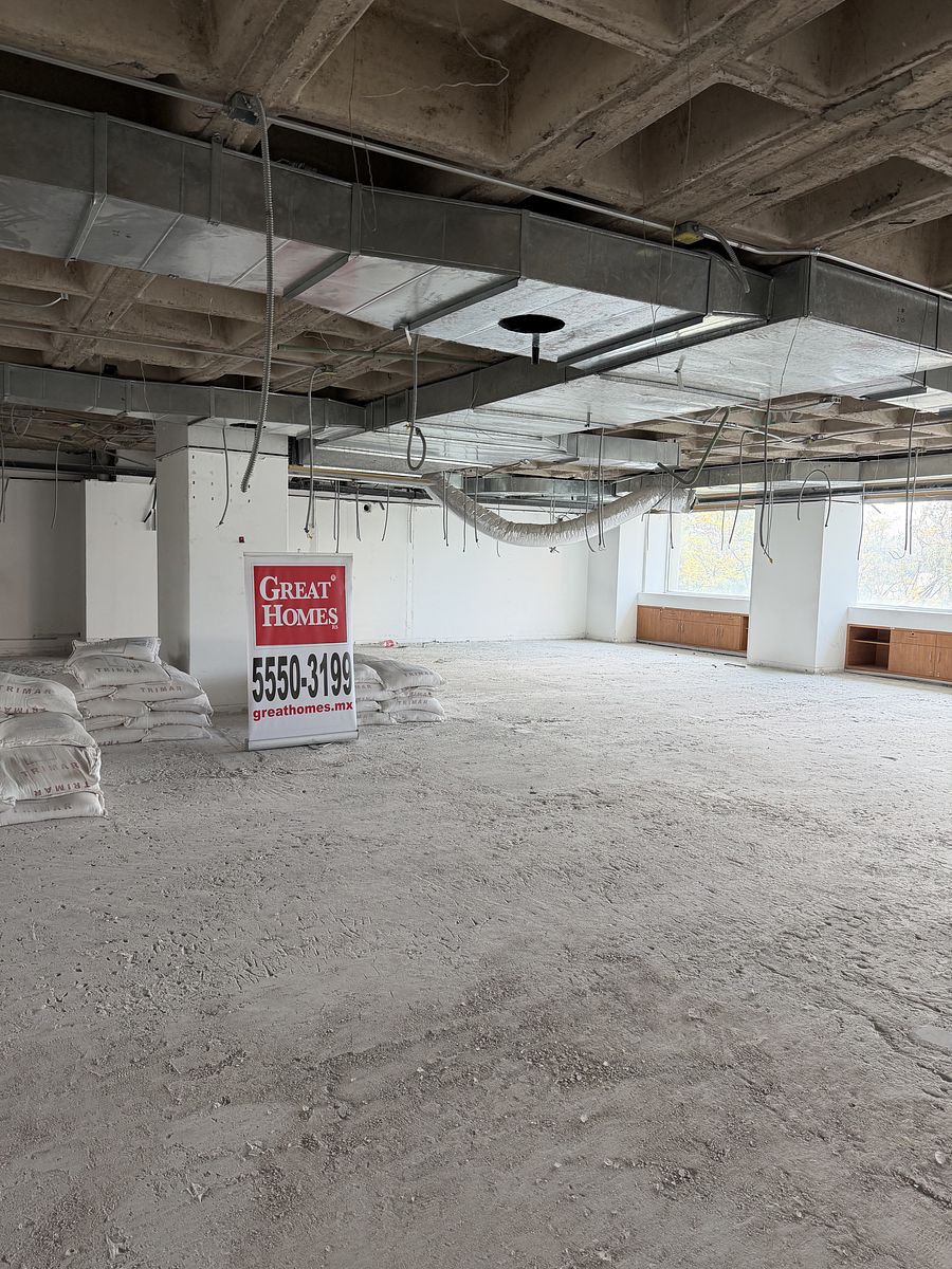 3 de 10: Área abierta en obra gris