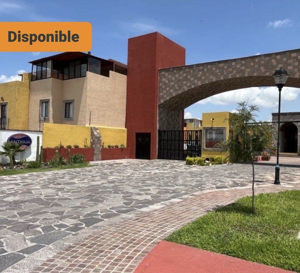 6 of 36: Pórtico de condominio Antigua con caseta de vigilancia