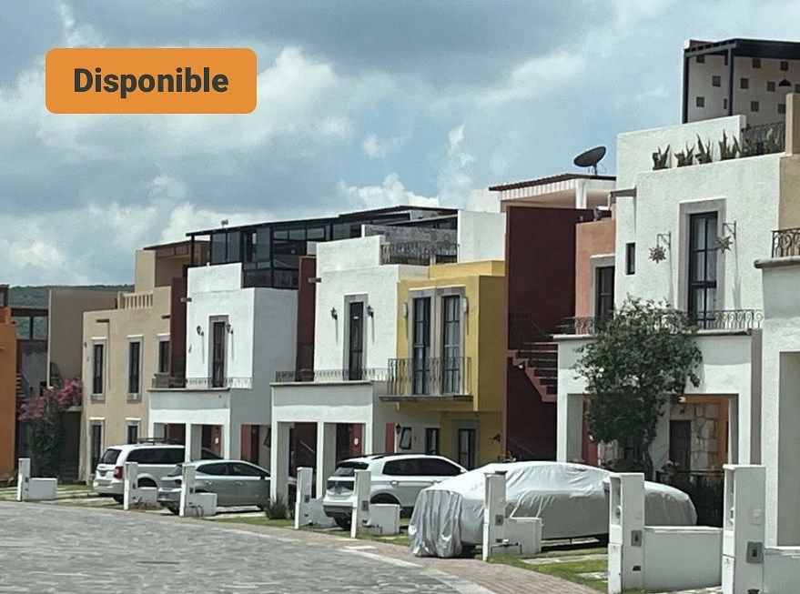 31 of 36: Calle del condominio