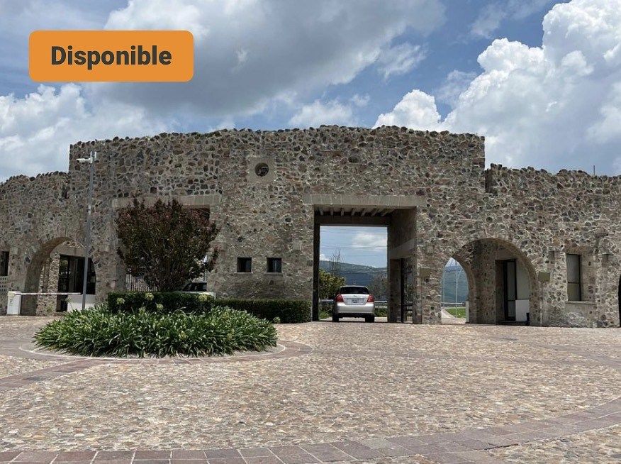 32 of 36: Pórtico y caseta de vigilancia 24/7 de fracc Zirandaro