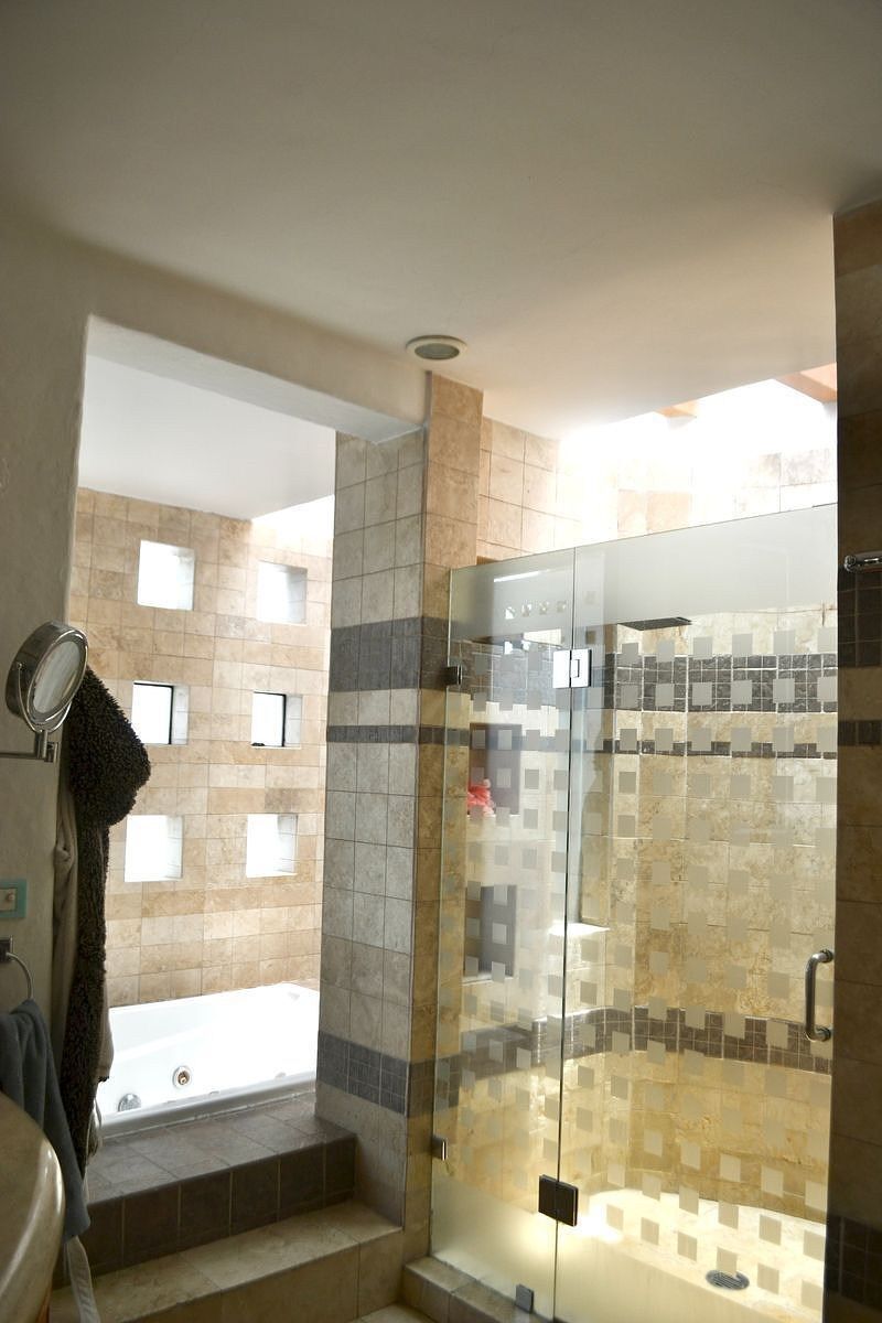 13 de 29: Jacuzzi y regadera en Recámara principal