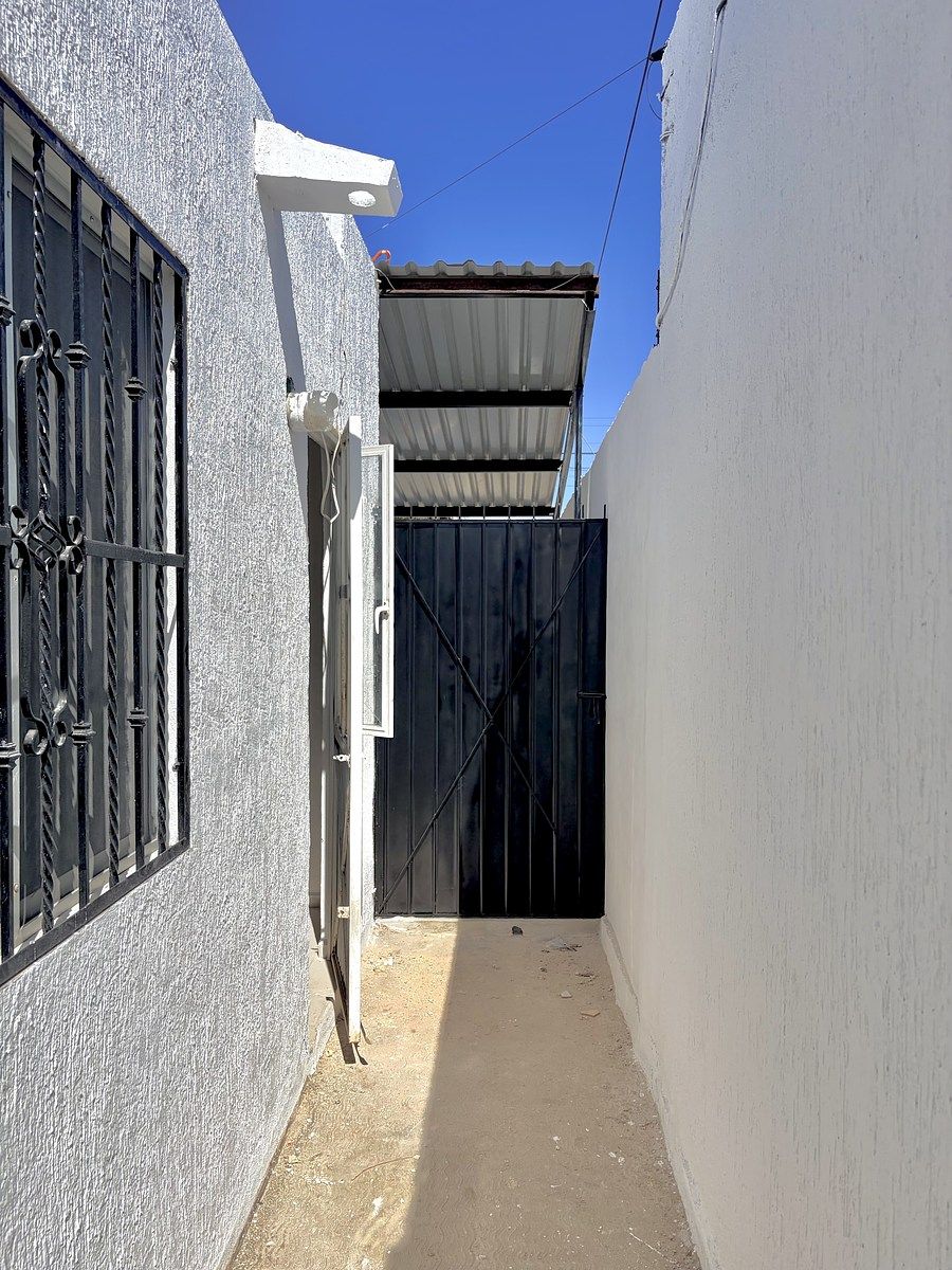 13 of 17: Acceso a Pasillo de Servicio