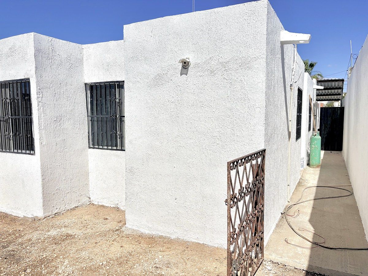 14 of 17: Patio y Pasillo de Servicio