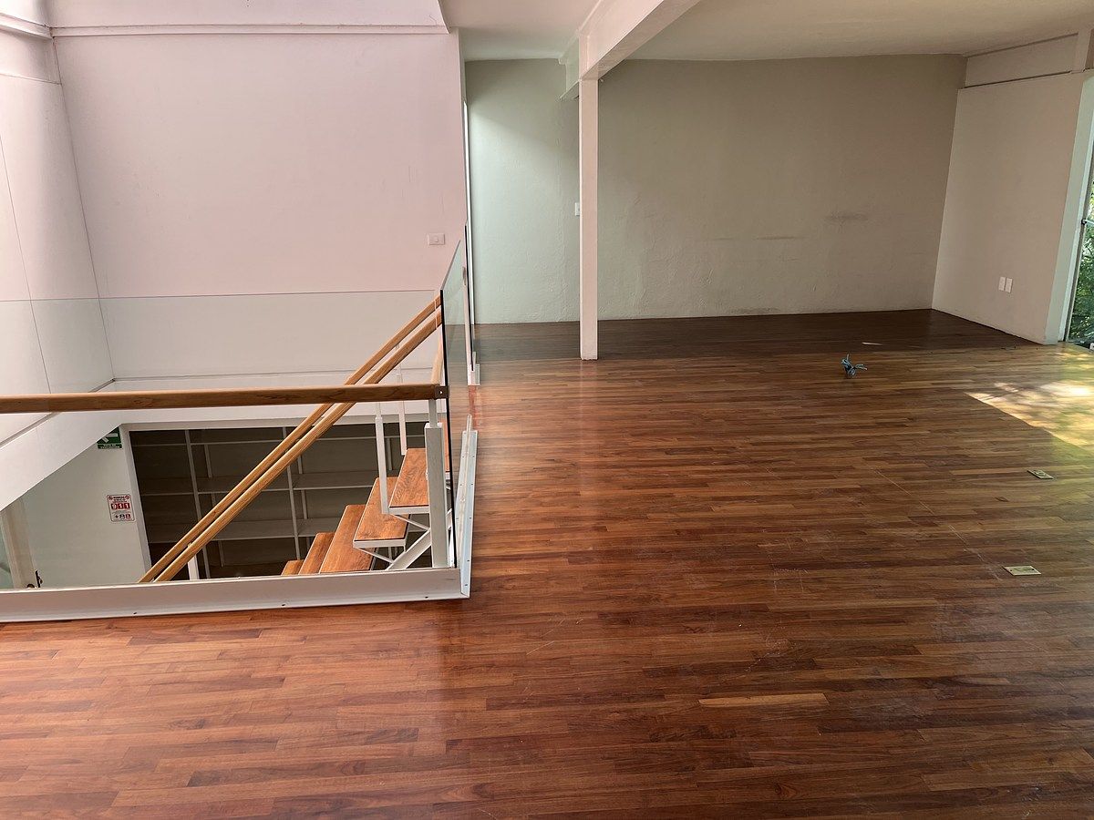 4 de 25: Espacio en el 1er piso de las escaleras